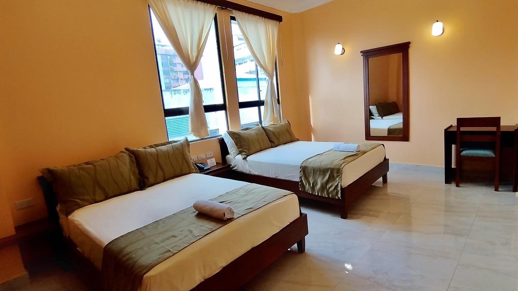 Hostal California Inn Гуаякиль Экстерьер фото